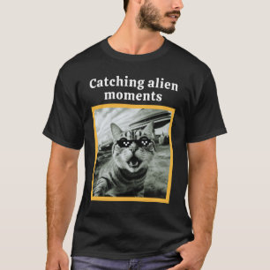 cat taking selfie meme ufo"Cat-ching alien moments T-Shirt