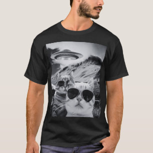 Cats selfie with Alien UFO funny cat gifts for men T-Shirt