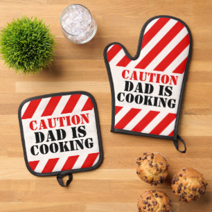 Caution Dad is cooking graphic cooks Oven Mitt & Pot Holder Set