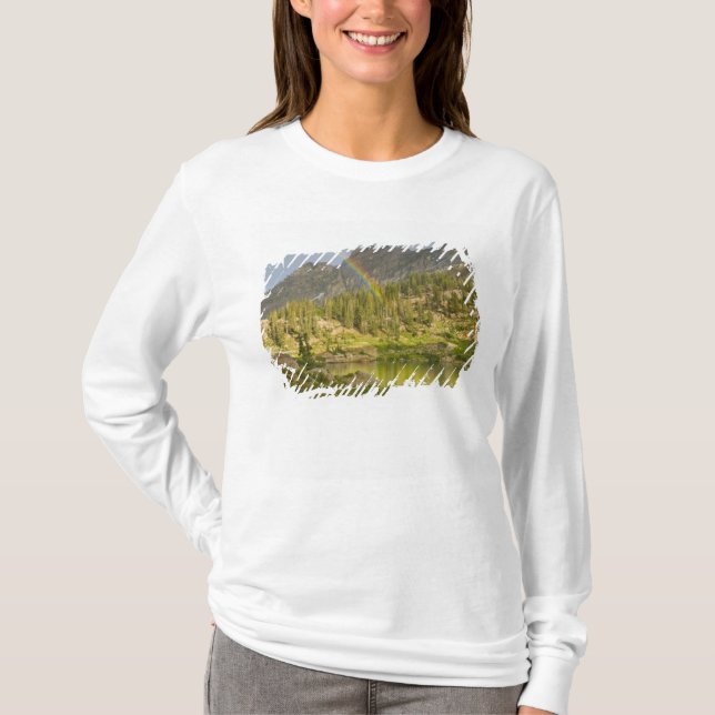 Cecret Lake with rainbow over Devil's Castle, T-Shirt (Front)
