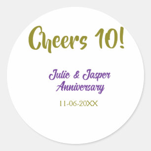 Cheers to 10th wedding anniversary purpl golden na classic round sticker