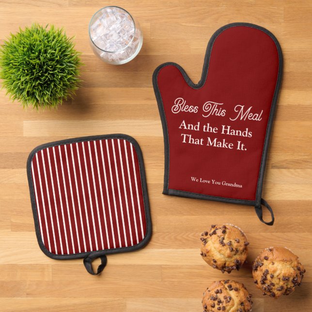 Chef Family Holiday Gift Oven Mitt & Pot Holder Set (Top Down)