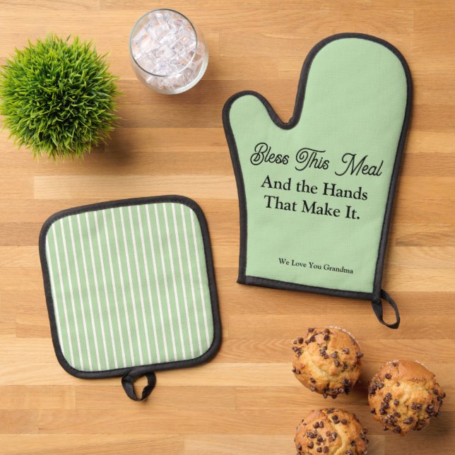Chef Family Holiday Gift Oven Mitt & Pot Holder Set (Top Down)