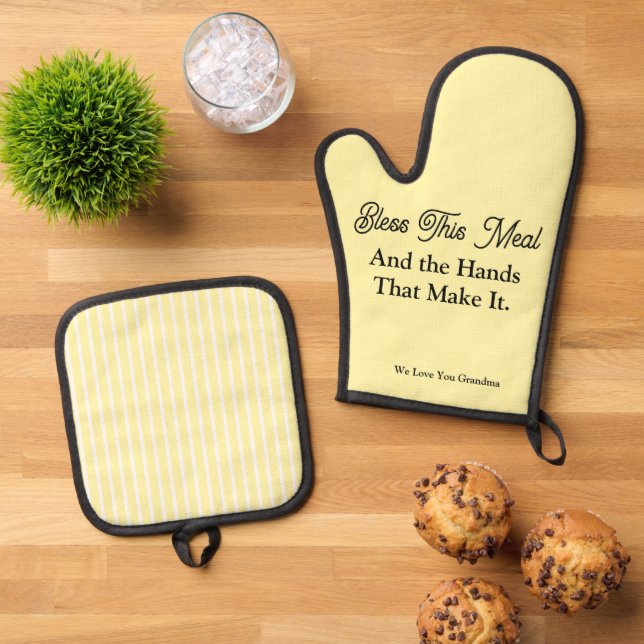 Chef Family Holiday Gift Oven Mitt & Pot Holder Set (Top Down)