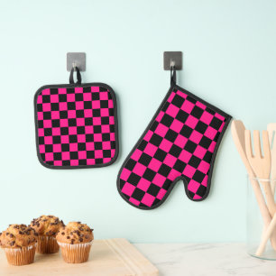 Chequered squares hot pink black geometric retro oven mitt & pot holder set