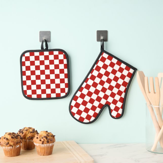 Chequered squares red white geometric retro oven mitt & pot holder set (Insitu(Hanging))