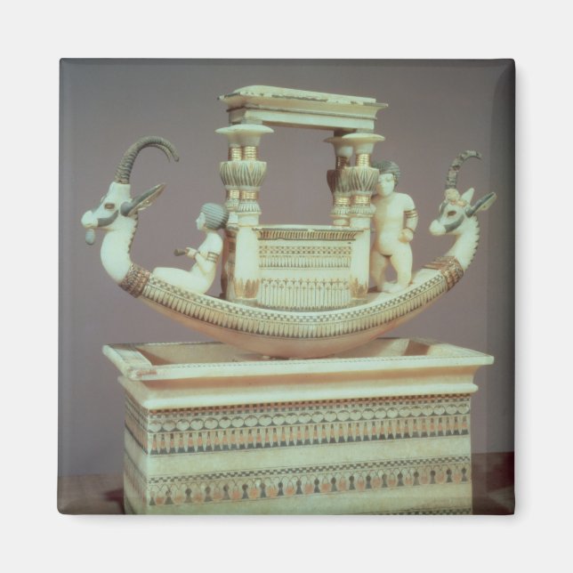 Chest with a boat decorated with two heads magnet (Front)