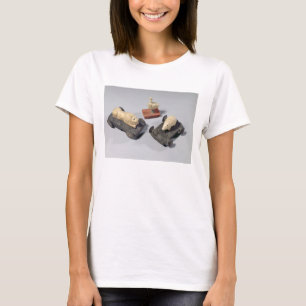 Children's toys: a hedgehog, a lion and a dove, Su T-Shirt