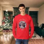 Christmas red white family photo names guys T-Shirt<br><div class="desc">Red shirt. Personalise and add your own family photo. Circle shaped frame. Add your family name and year.</div>