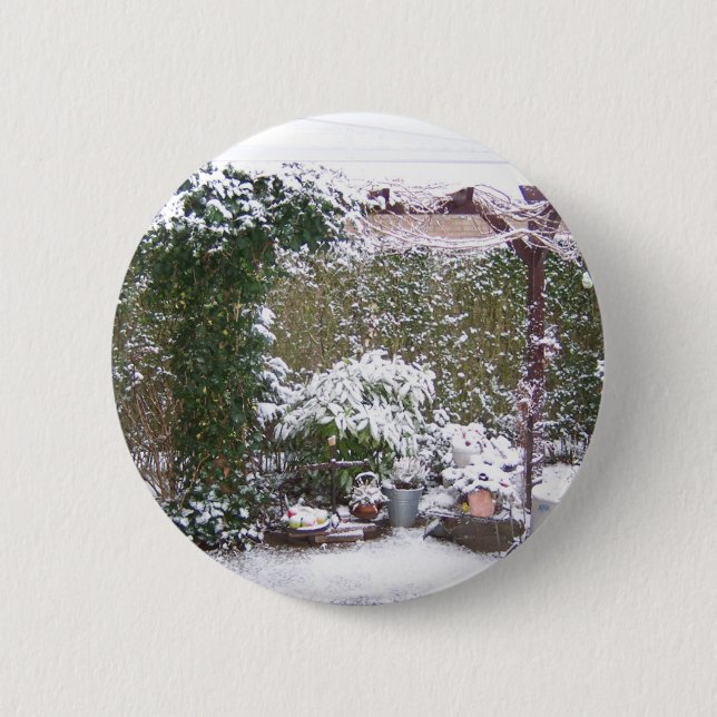 Christmas Season, Snow in the garden 6 Cm Round Badge (Front)