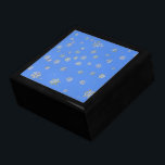 CHRISTMAS SNOWFLAKES GIFT BOX<br><div class="desc">Pretty little snowflakes against a bright blue background. An ideal design for the Christmas season. England.</div>