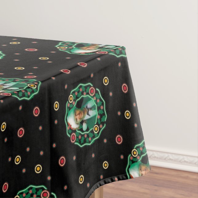 Clark Griswold Christmas Wreath Pattern Tablecloth (In Situ)
