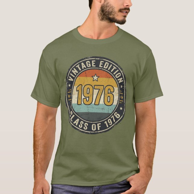 Class of 1976 Retro Sunset Stripes Distressed  T-Shirt (Front)
