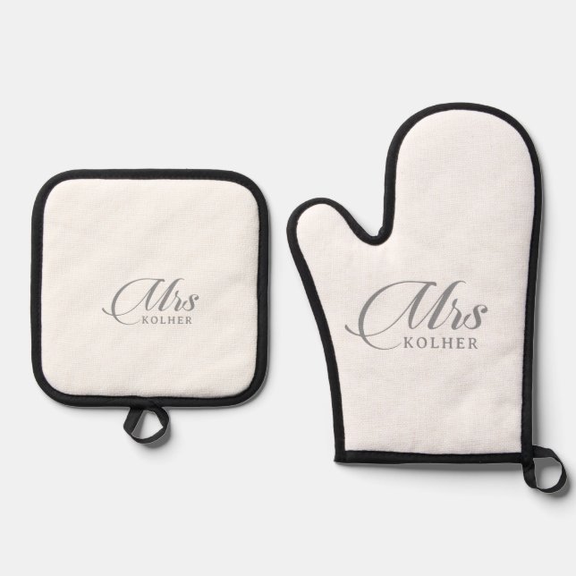 Classic Chic Calligraphy Mrs Oven Mitt & Pot Holder Set (Front)