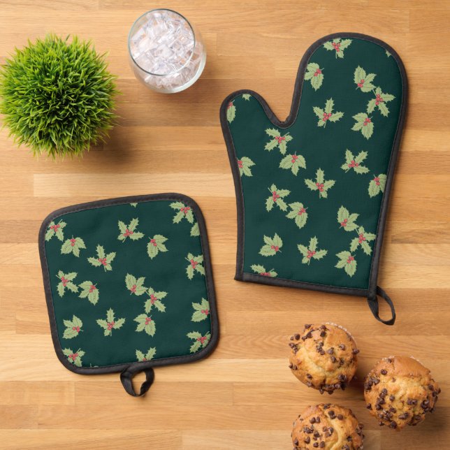 Classic Christmas Holly in Green and Red  Oven Mitt & Pot Holder Set (Top Down)