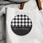 Classic Modern Black and White Houndstooth 7.5 Cm Round Badge<br><div class="desc">This design features a classic black and white houndstooth pattern. Combined with your own personalised text,  this composition creates a modern chic and unique pin button.</div>