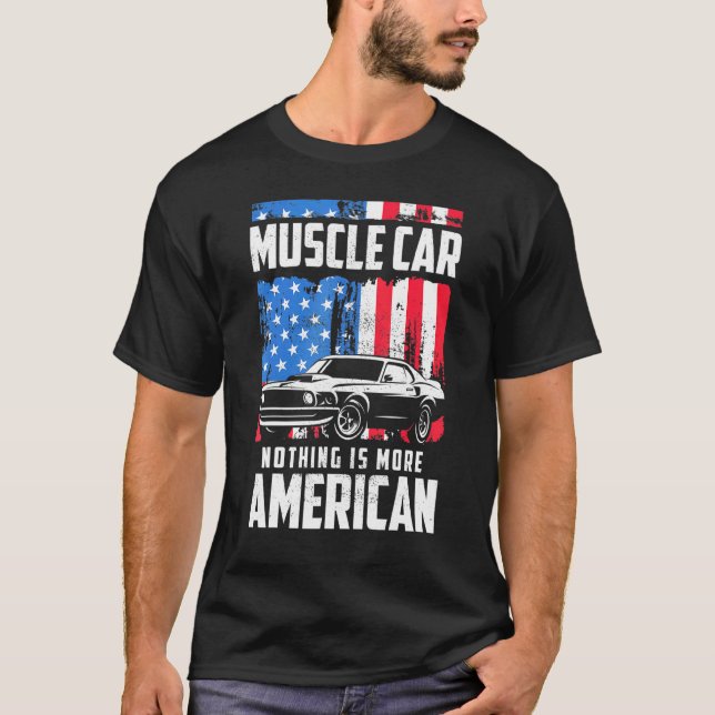 Classic Muscle Car Flag July 4th V8 Engine Auto En T-Shirt (Front)