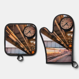Clock ,at the station oven mitt & pot holder set
