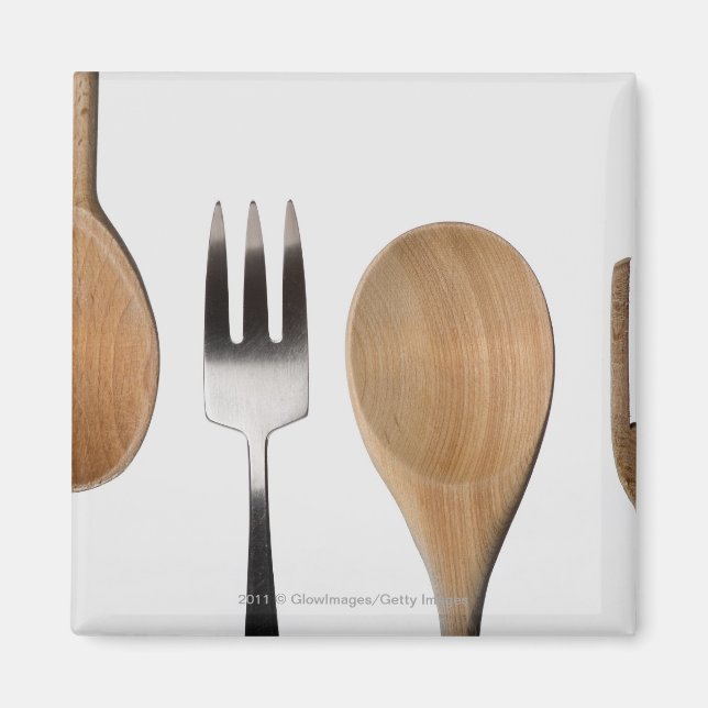 Close-up of a fork with a wooden spoon magnet (Front)