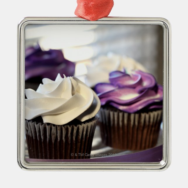 Close-up of cupcakes with selective focus on metal ornament (Front)