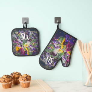 Colourful pansies in bloom in the country garden oven mitt & pot holder set