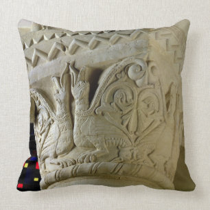 Column capital bearing symmetrically arranged grot cushion