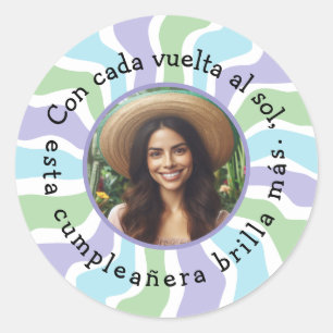 Con cada vuelta al sol esta cumpleañera brilla más classic round sticker