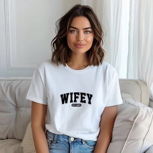 Cool Retro Wifey 2025 Print Woman T-Shirt (Cool Retro Wifey 2025 Print Woman T-Shirt)
