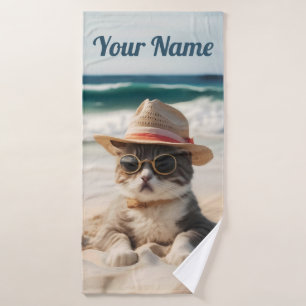 Coole Katze am Strand mit Sonnenbrille und Hut - Bath Towel