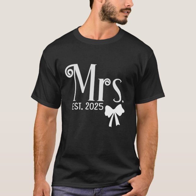 Coquette pink bow Mrs Est 2025 Wedding Wife Mr Mrs T-Shirt (Front)