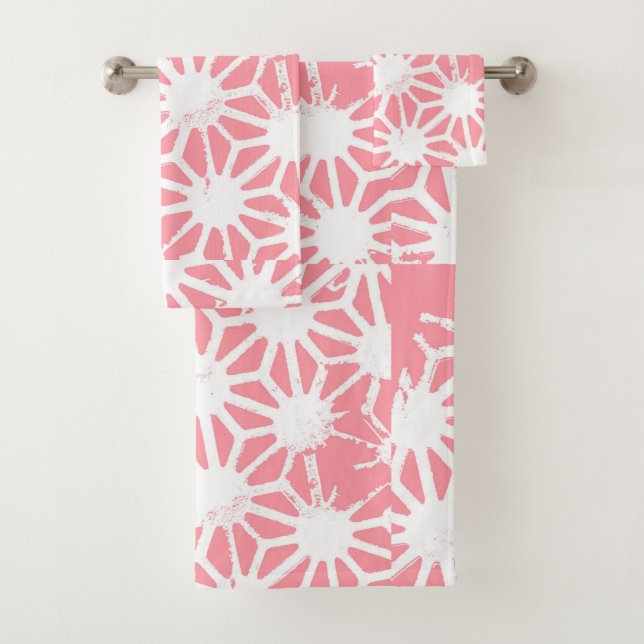 Coral geometric pattern bath towel set (Insitu)