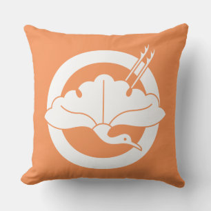 Crane-shaped ginkgo leaf on circle cushion
