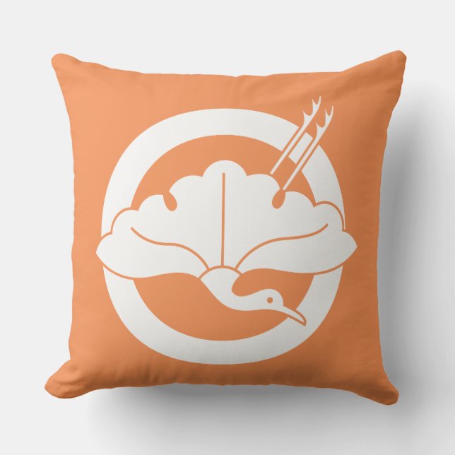 Crane-shaped ginkgo leaf on circle cushion (Front)