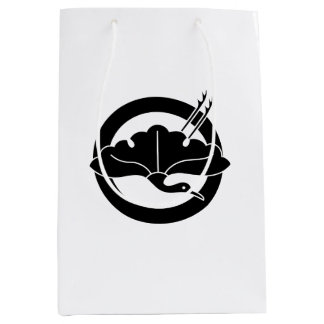 Crane-shaped ginkgo leaf on circle medium gift bag