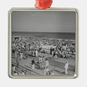 Crowd on Beach Metal Tree Decoration