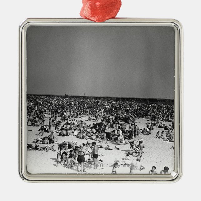Crowded beach metal tree decoration (Front)