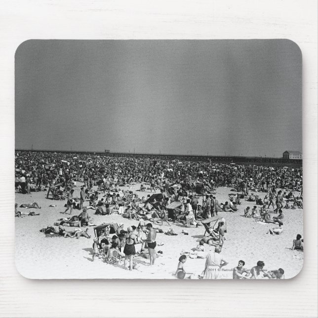 Crowded beach mouse pad (Front)