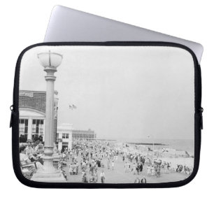 Crowds 2 laptop sleeve