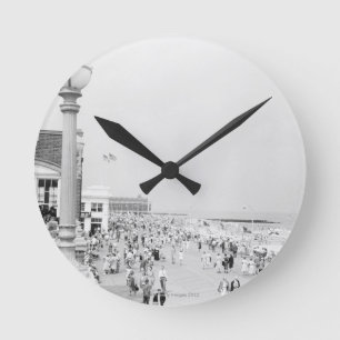 Crowds 2 round clock