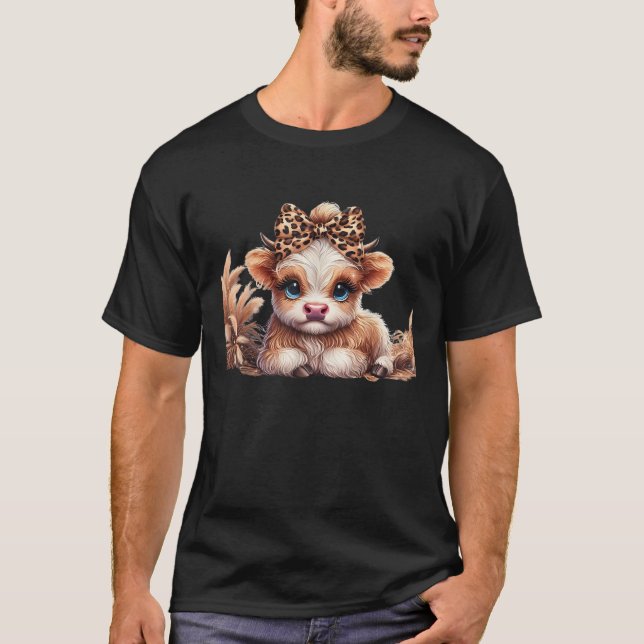 Cute Baby Highland Cow With flowers Calf Animal Le T-Shirt (Front)