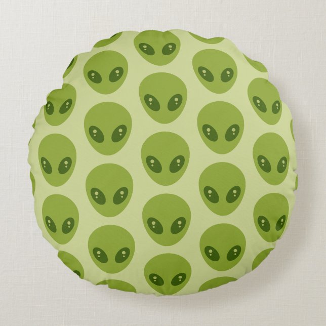 Cute Green Alien Heads Pattern Round Cushion (Front)
