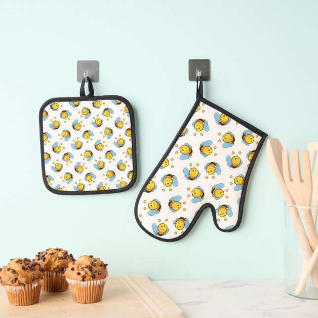 Cute happy bumble bee pattern white oven mitt & pot holder set (Insitu(Hanging))