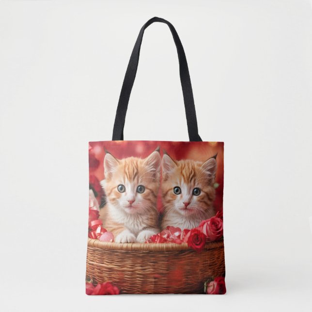 Cute kittens in a straw basket, tote bag (Front)