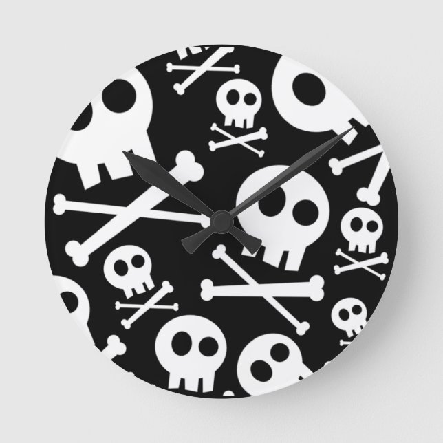 Cute Skull & Crossbones Round Clock (Front)