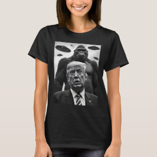 Cute Trump Bigfoot Selfie With Ufos Weird Alien Fu T-Shirt