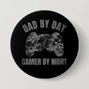 DAD BY DAY GAMER BY NIGHT 7.5 CM ROUND BADGE