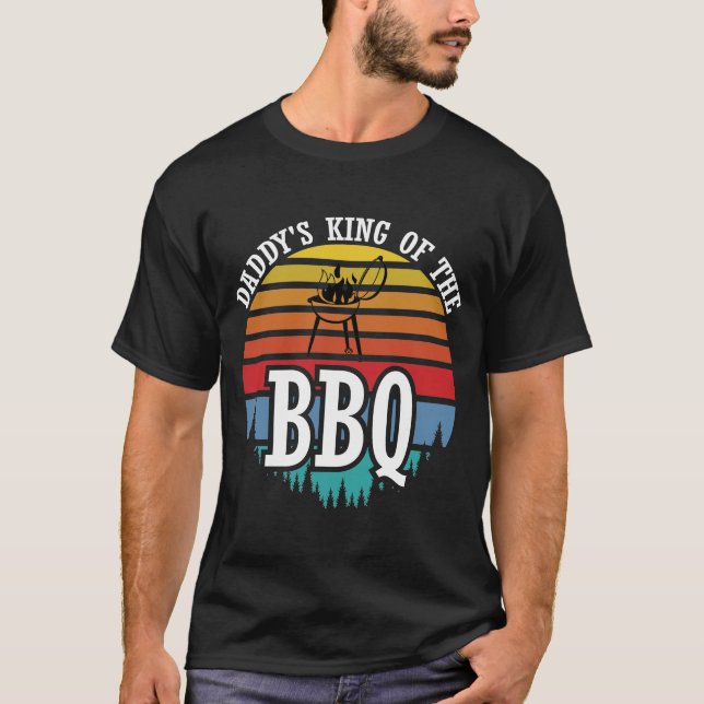 Daddy's King Of The Bbq Funny BBQ Grilling Gift T-Shirt (Front)