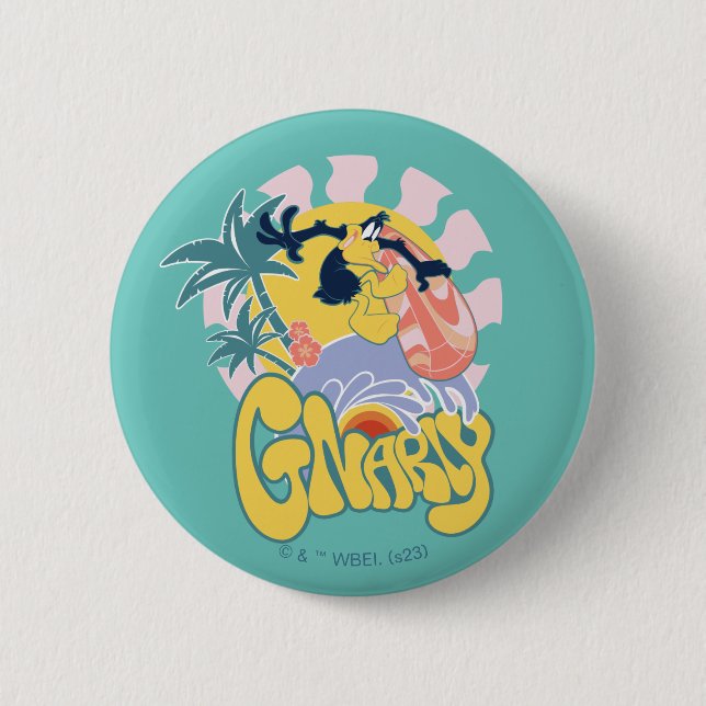 DAFFY DUCK™ Surfing - Gnarly 6 Cm Round Badge (Front)