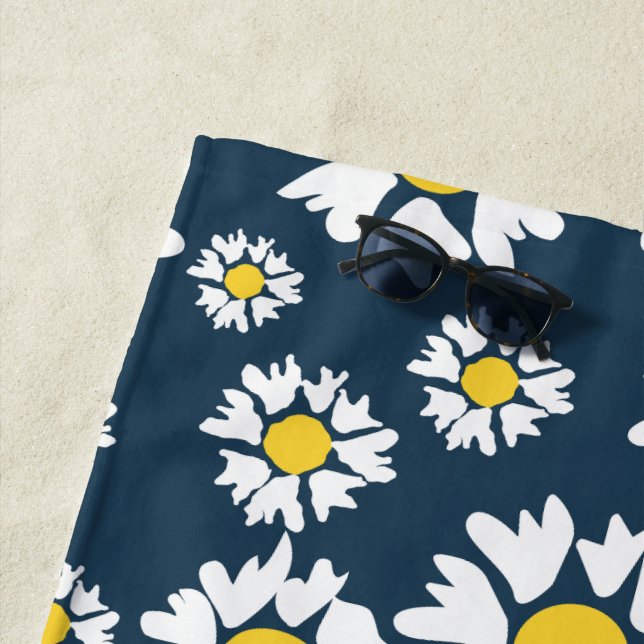 Daisy Pattern, Floral Pattern, White Daisies Beach Towel (In Situ)