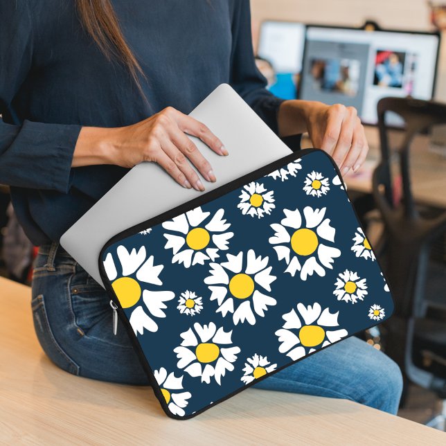 Daisy Pattern, Floral Pattern, White Daisies Laptop Sleeve (Creator Uploaded)